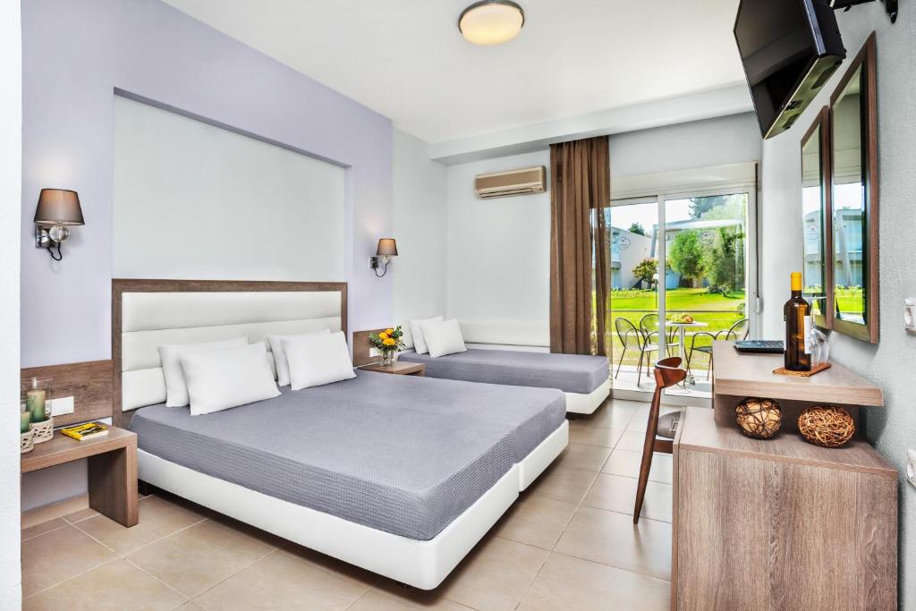 Postel nebo postele na pokoji v ubytování Iris Hotel