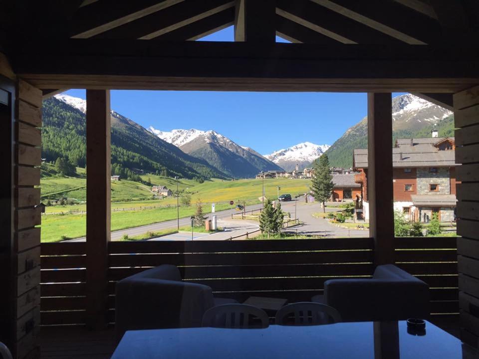 duże okno z widokiem na góry w obiekcie Cronox Vinecc w Livigno