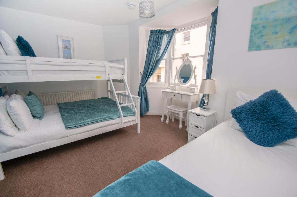 a bedroom with two bunk beds and a desk at Brighton Townhouse - Central- by Brighton Holiday Lets in Brighton & Hove