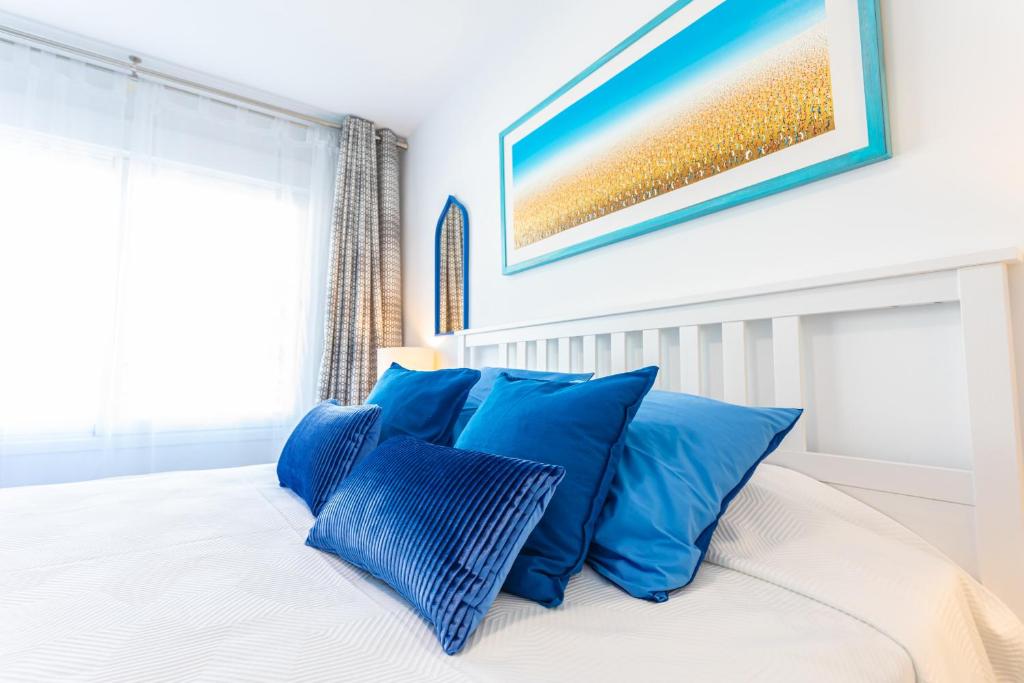 Posteľ alebo postele v izbe v ubytovaní Stylish 3 Bedroom Apartment at the Heart of Nueva Andalucia Close to Centro Plaza