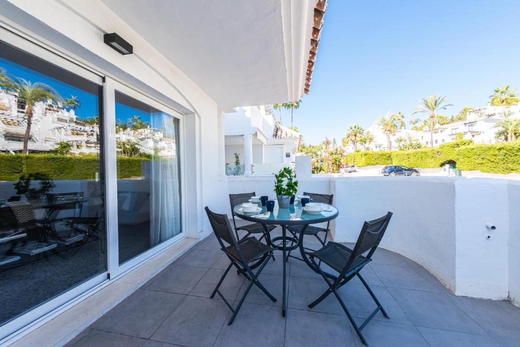 Balkón alebo terasa v ubytovaní Stylish 3 Bedroom Apartment at the Heart of Nueva Andalucia Close to Centro Plaza