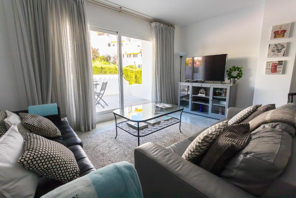 Televízia a/alebo spoločenská miestnosť v ubytovaní Stylish 3 Bedroom Apartment at the Heart of Nueva Andalucia Close to Centro Plaza