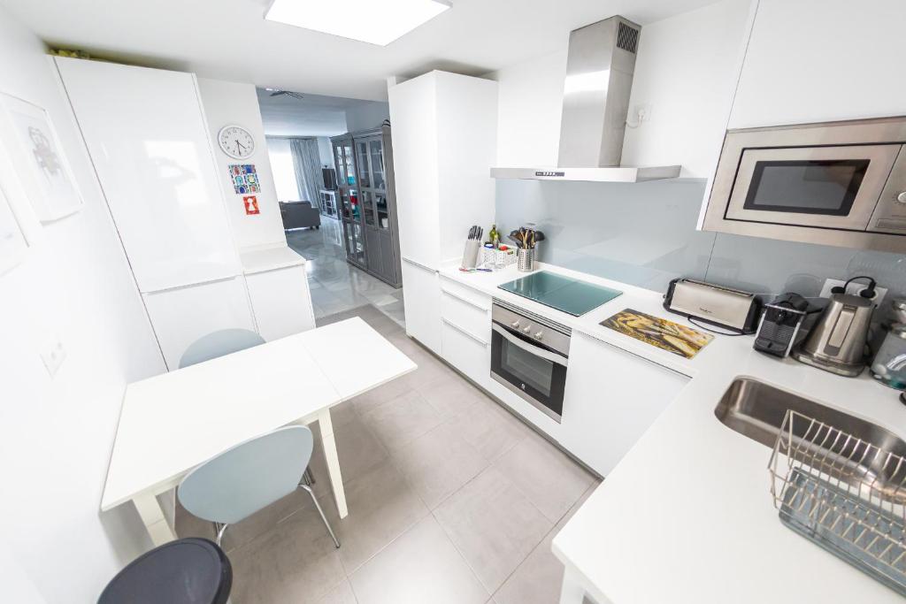Kuchyňa alebo kuchynka v ubytovaní Stylish 3 Bedroom Apartment at the Heart of Nueva Andalucia Close to Centro Plaza