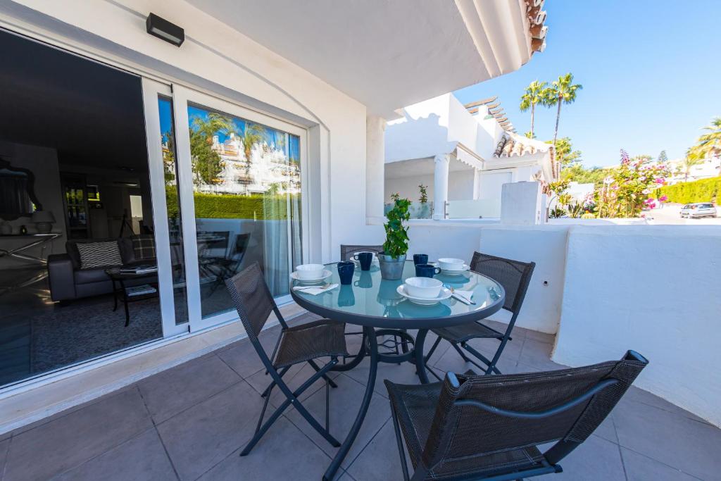 Balkón alebo terasa v ubytovaní Stylish 3 Bedroom Apartment at the Heart of Nueva Andalucia Close to Centro Plaza