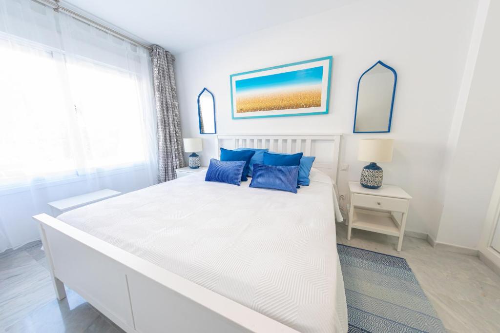 Posteľ alebo postele v izbe v ubytovaní Stylish 3 Bedroom Apartment at the Heart of Nueva Andalucia Close to Centro Plaza