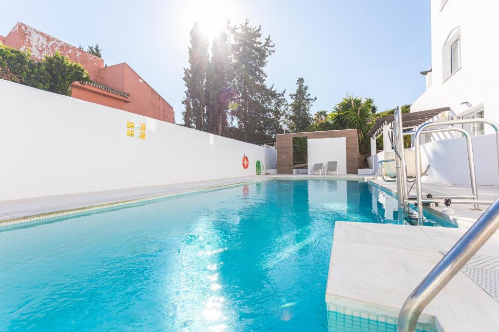 Bazén v ubytovaní Stylish 3 Bedroom Apartment at the Heart of Nueva Andalucia Close to Centro Plaza alebo v jeho blízkosti