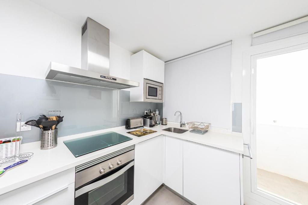 Kuchyňa alebo kuchynka v ubytovaní Stylish 3 Bedroom Apartment at the Heart of Nueva Andalucia Close to Centro Plaza