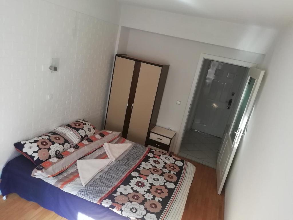 Dormitorio pequeño con cama y espejo en Toshe en Ohrid