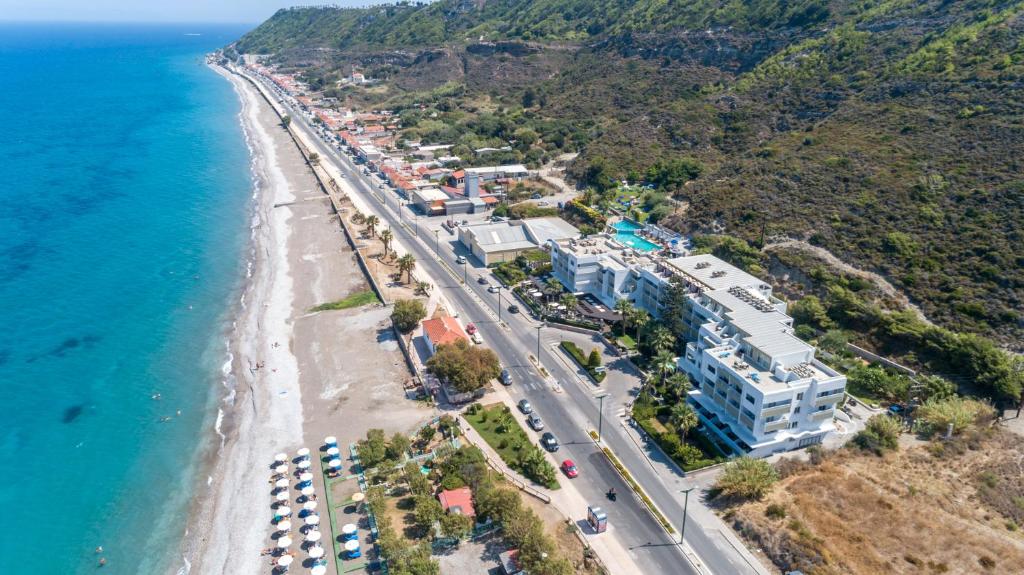 una vista aérea de una playa con condominios y el océano en Sirene Beach Hotel en Ixia