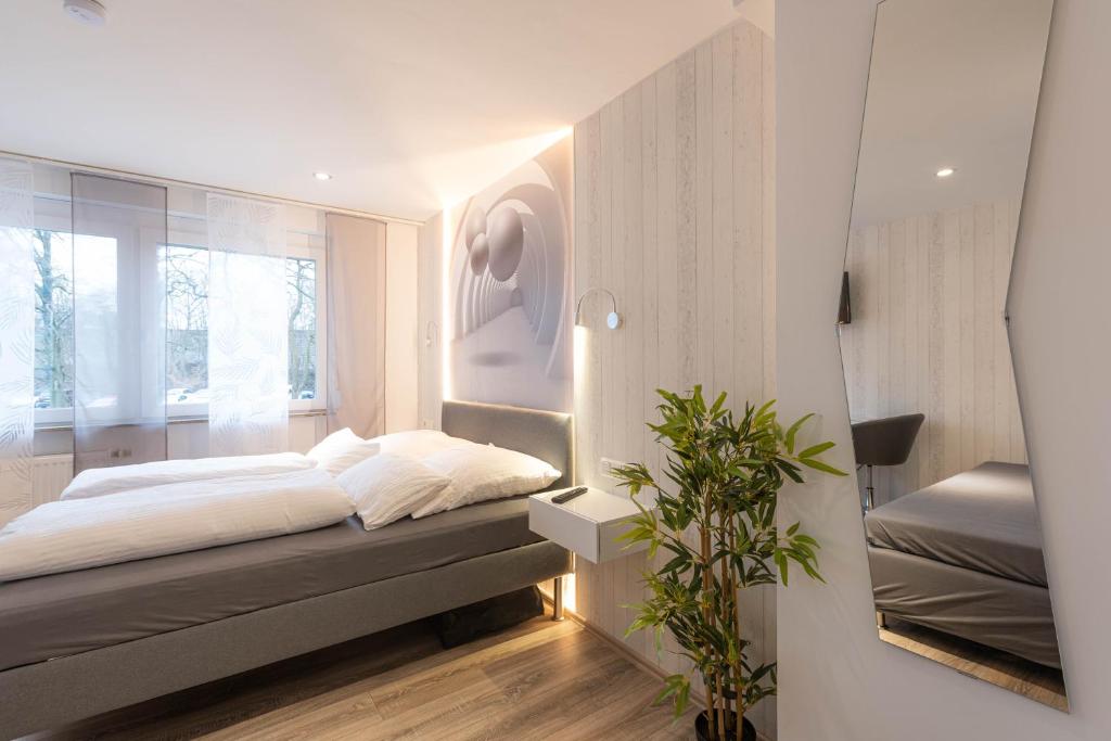 Schlafzimmer mit einem Bett und einem Fenster in der Unterkunft Messe-Hotelzimmer-Einzimmerappartement in Leverkusen