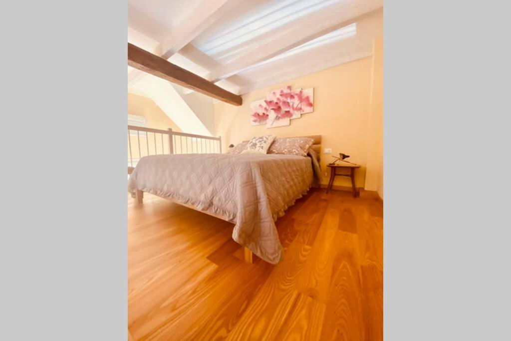 - une chambre avec un lit et du parquet dans l'établissement Studio de Poeti, à Bologne