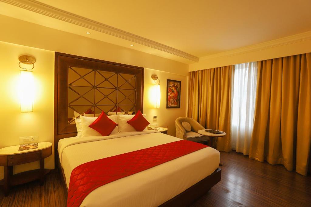 Postel nebo postele na pokoji v ubytování The Saibaba Hotel