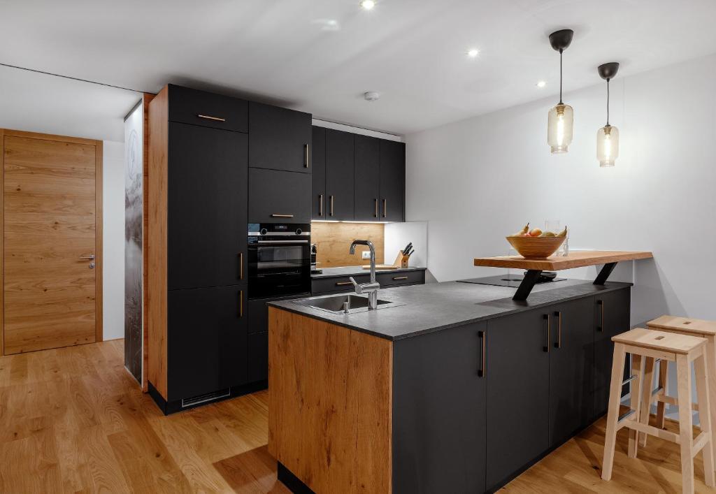Kuchyň nebo kuchyňský kout v ubytování Verwall Apartment Arlberg - mit Sauna, Balkon und Skiraum