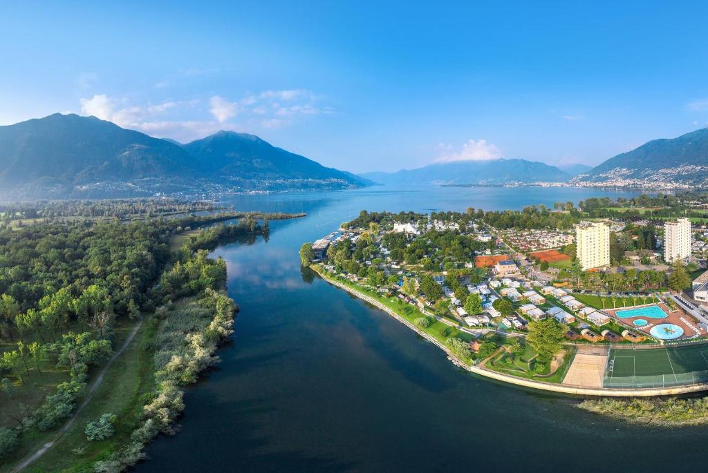 una vista aerea di una città accanto a un corpo idrico di Campofelice Camping Village a Tenero-Contra