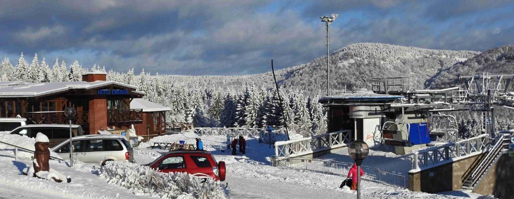 wioska pokryta śniegiem z samochodami zaparkowanymi na śniegu w obiekcie Hotel Emeran w mieście Litvínov