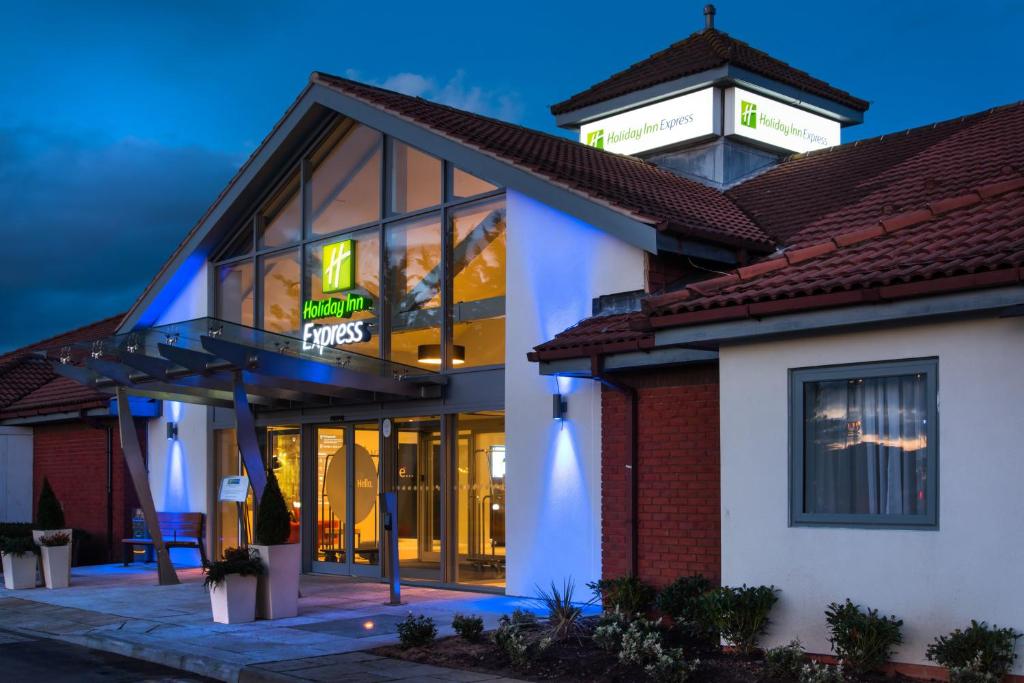 um edifício com um sinal para um restaurante de fast food em Holiday Inn Express Portsmouth – North, an IHG Hotel em Portsmouth