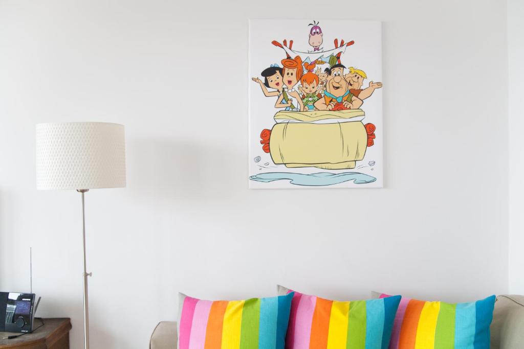 una habitación con una pintura de niños en un pastel en Home Wilma, en Berlín
