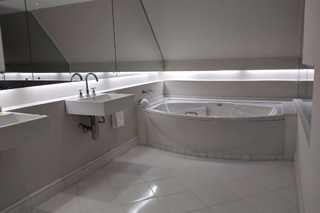 Cobertura Duplex Alto Padrão com Hidromassagem  Cobertura Duplex Alto Padrão com Hidromassagem