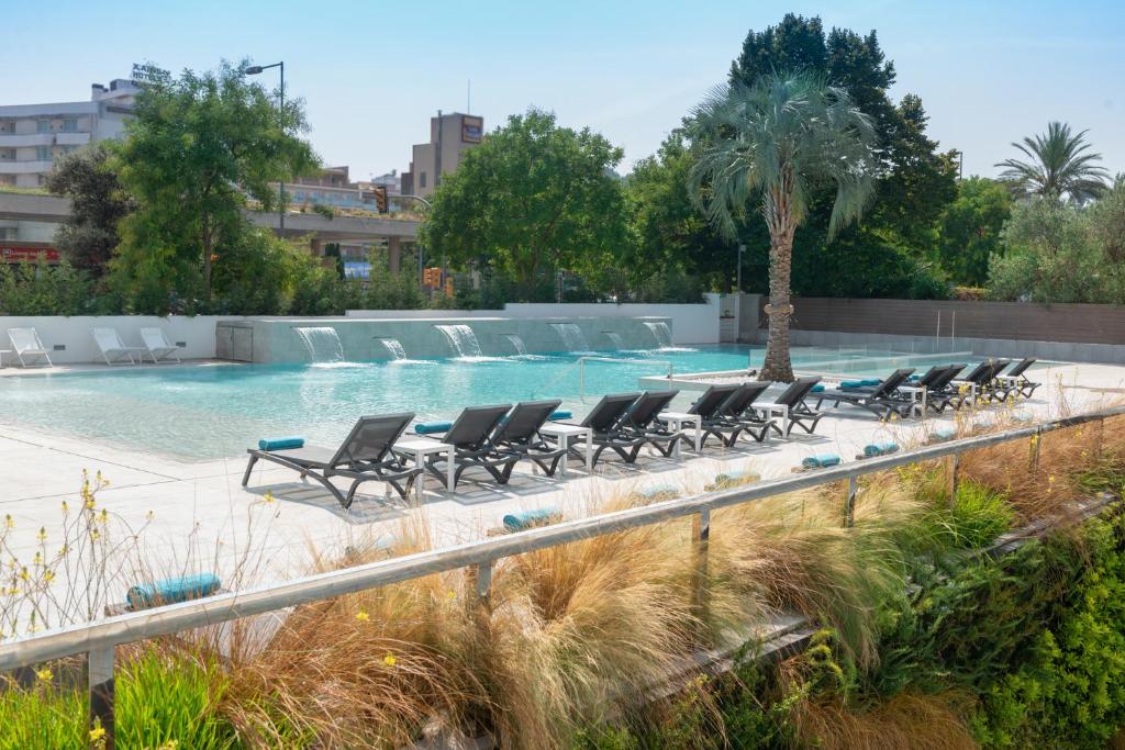 L'Azure Hotel 4* Sup内部或周边的泳池