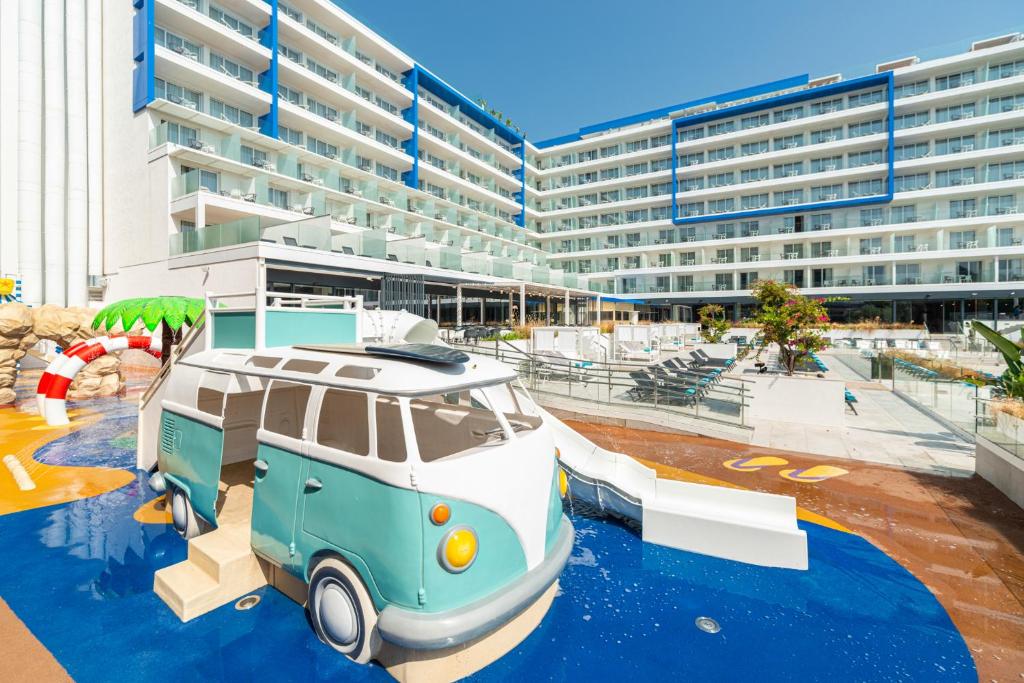 L'Azure Hotel 4* Sup内部或周边的泳池