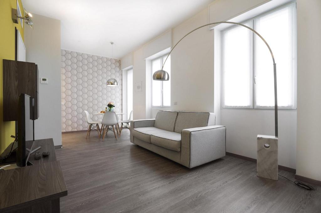 un soggiorno con divano e tavolo di Contempora Apartments - Cavallotti 13 - A61 a Milano