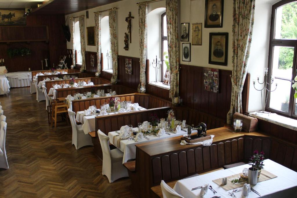 Restaurace v ubytování Hotel & Landgasthof Forsthof