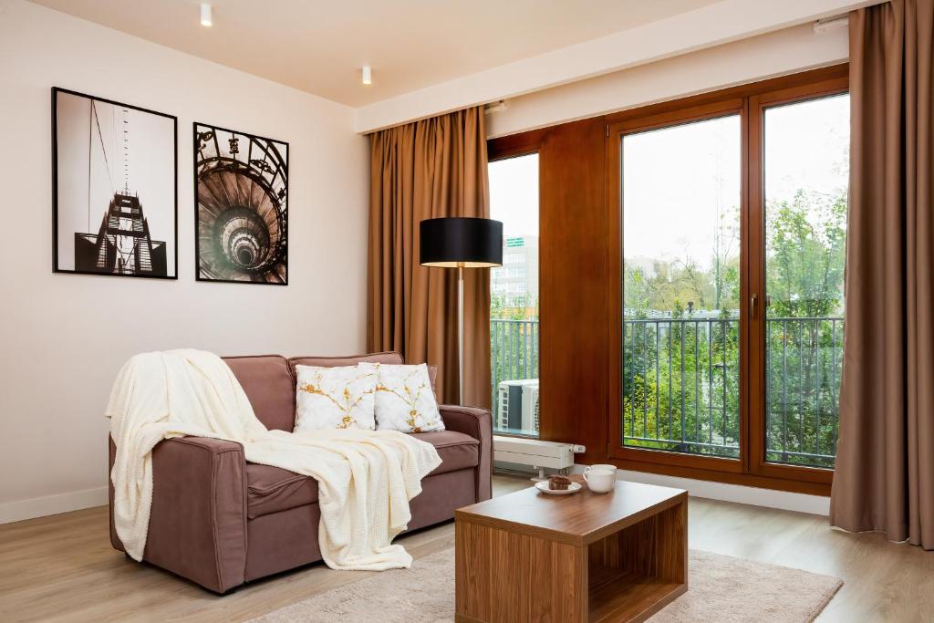 un soggiorno con divano e tavolo di Apartments Warsaw Magazynowa by Renters a Varsavia