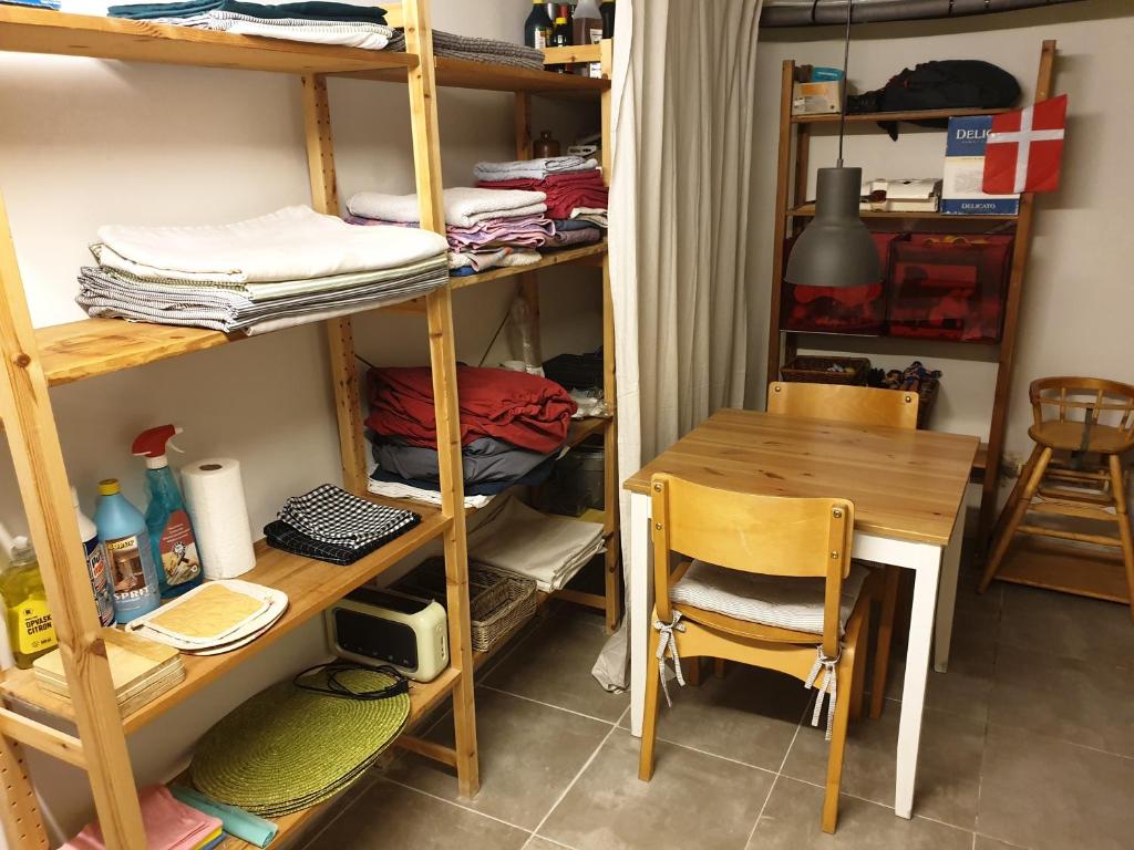 Palanda nebo palandy na pokoji v ubytování Underetage i Dronningborgvilla