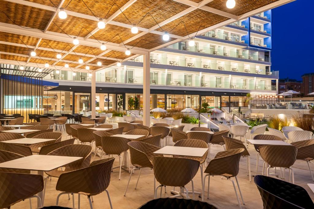 L'Azure Hotel 4* Sup餐厅或其他用餐的地方