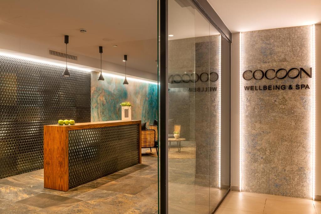 L'Azure Hotel 4* Sup的证书、奖牌、标识或其他文件