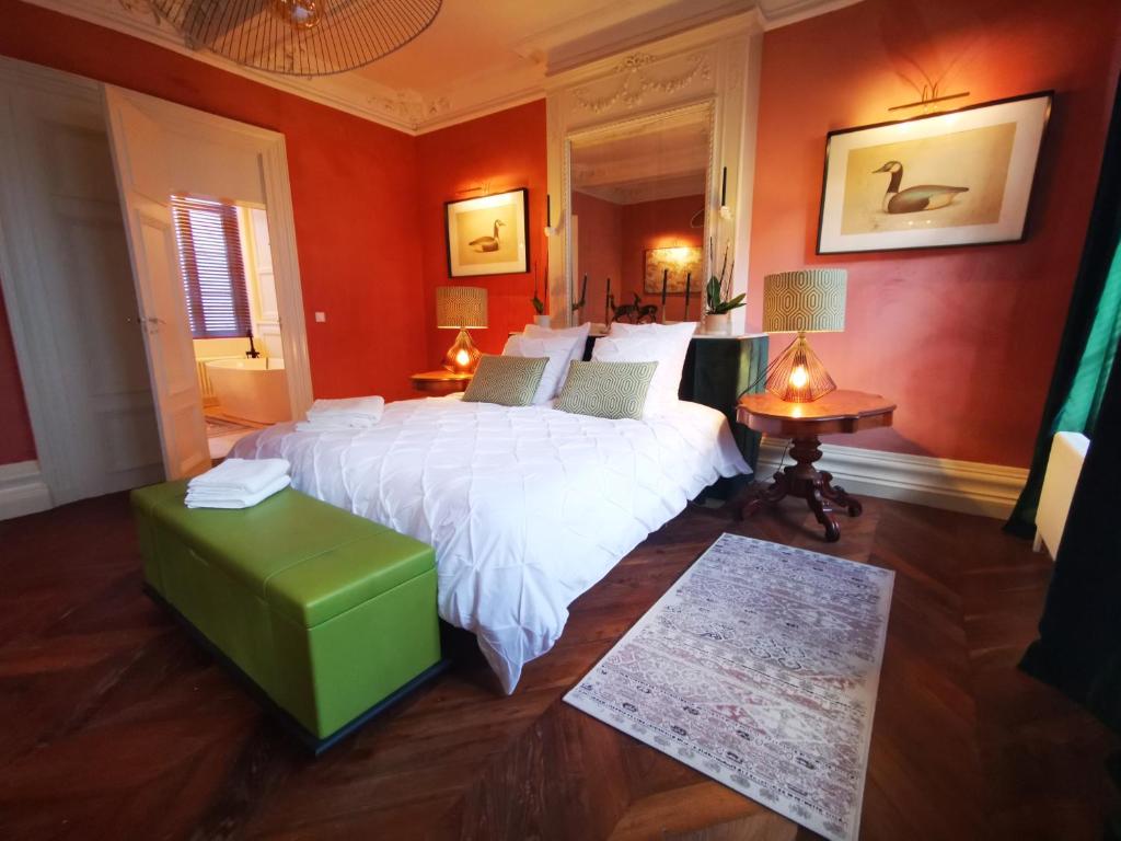 1 dormitorio con 1 cama blanca grande y paredes rojas en JARDIN D'HIVER CASSEL en Cassel