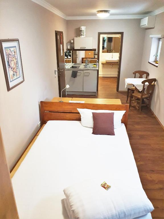 Burgers Hotel - Standard Double Room