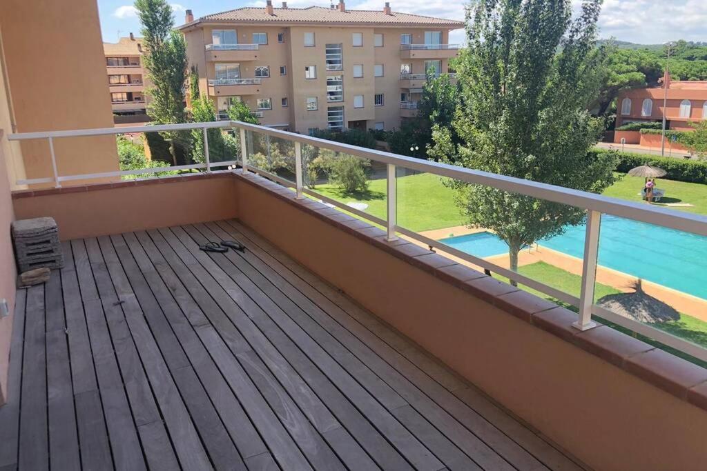 balcón con vistas a la piscina en Paraíso Playa de Pals - reformado primera línea de mar con parking, en Pals