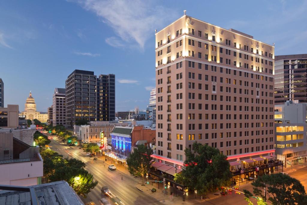Un alto edificio bianco in una strada di città di The Stephen F Austin Royal Sonesta Hotel ad Austin