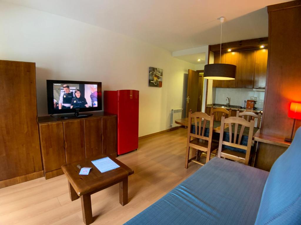 TV a/nebo společenská místnost v ubytování Apartamentos Los Lagos