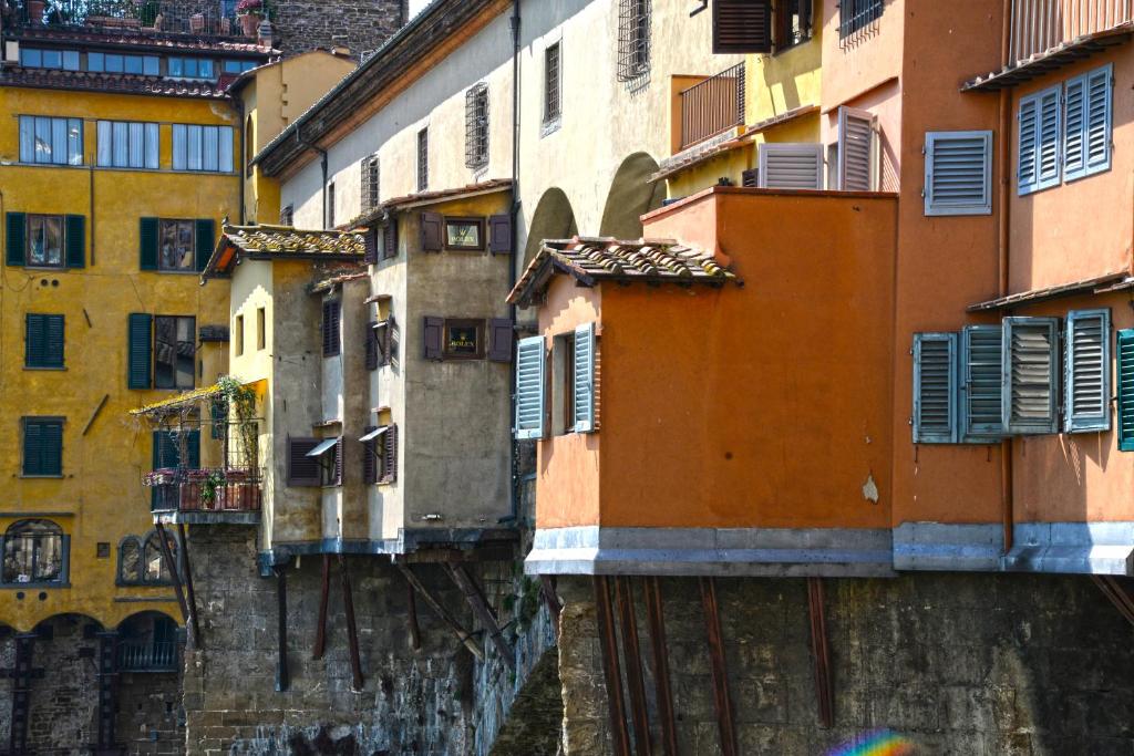 un grupo de edificios al lado de un canal en Nonna Lina Rooms, en Florencia