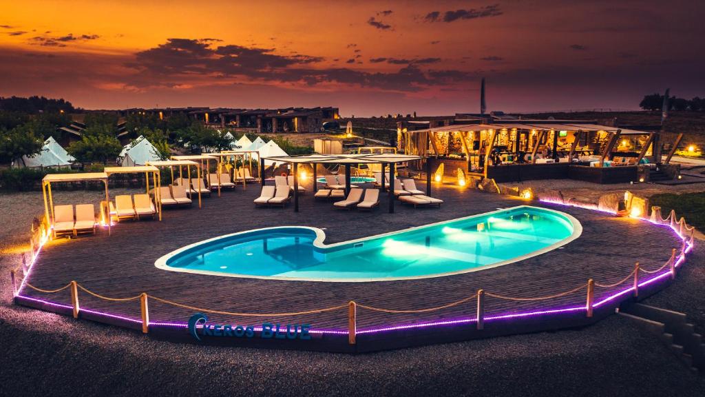 Bazén v ubytovaní Keros Blue - Luxury in Wilderness alebo v jeho blízkosti