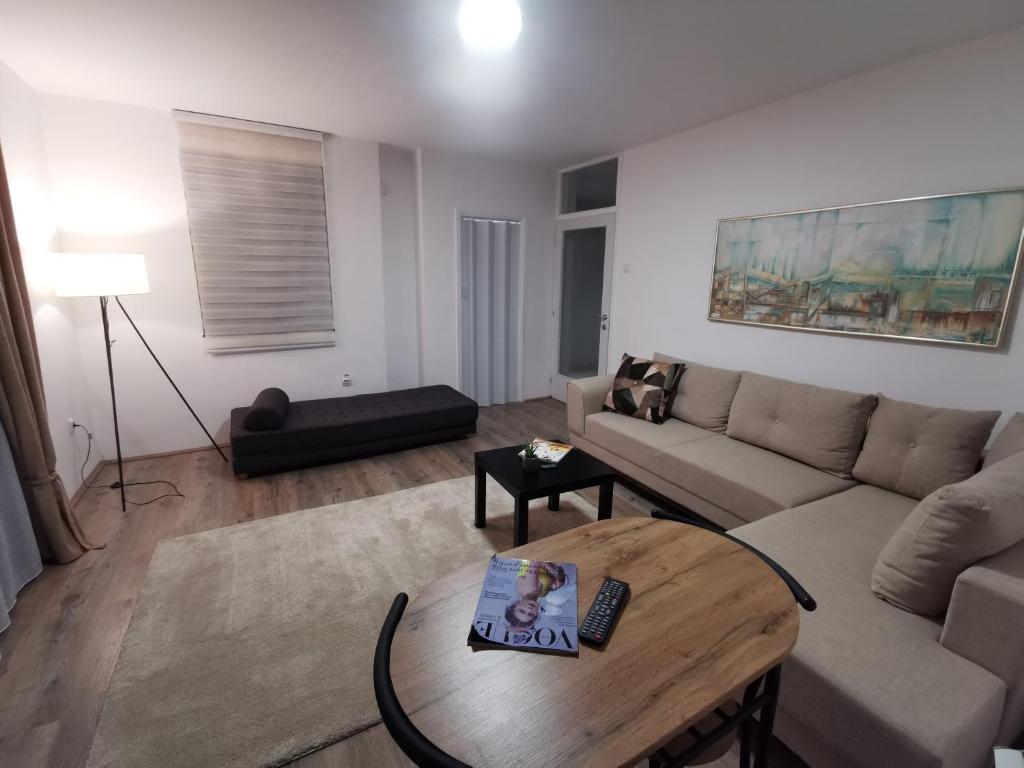 ein Wohnzimmer mit einem Sofa und einem Couchtisch in der Unterkunft Apartman Centar in Aleksandrovac