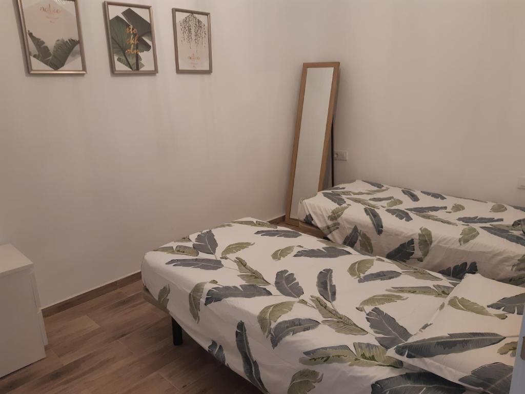 ein Schlafzimmer mit einem Bett mit einer Bettdecke in der Unterkunft Casa Quimeres in Denia