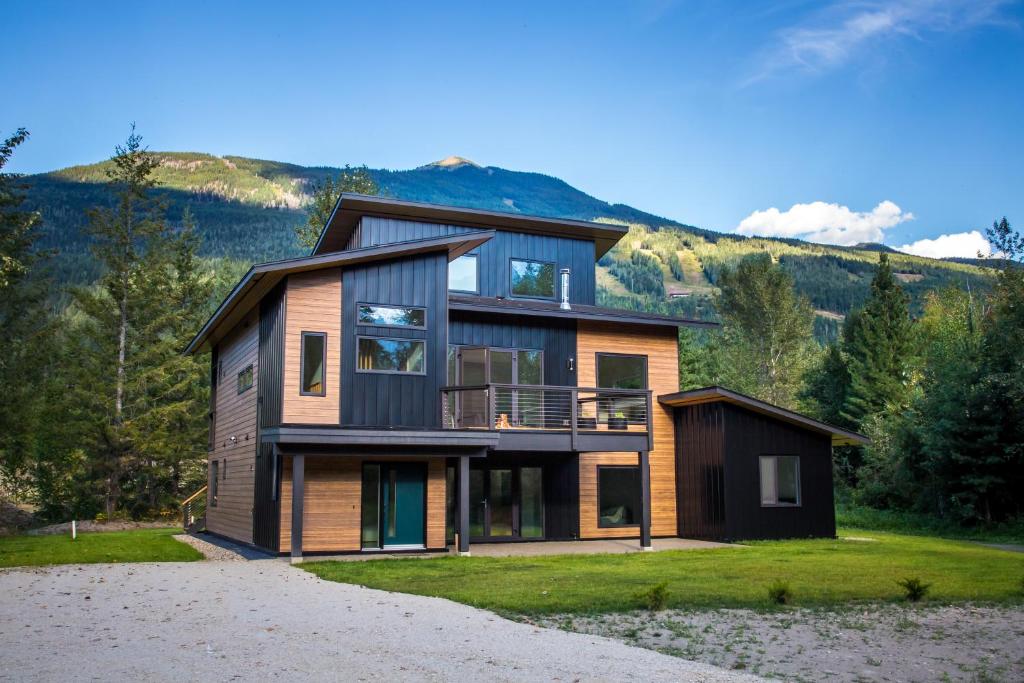 Gallery image of Arrows Edge Lodge in Revelstoke