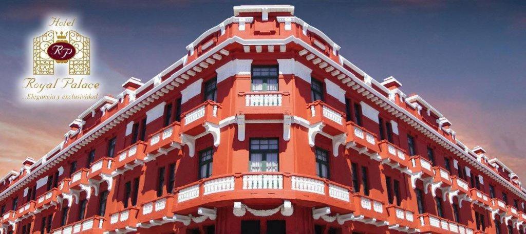 een oranje gebouw met een klok erop bij Hotel Royal Palace in Guatemala