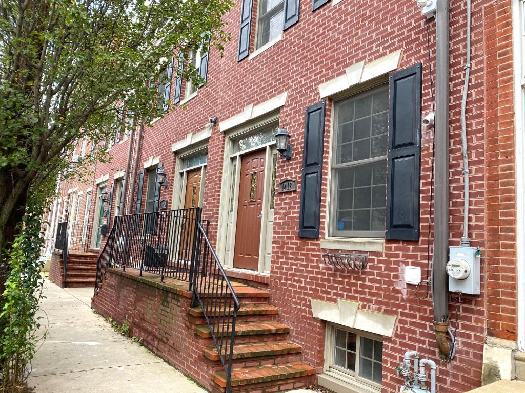 un edificio de ladrillo con escaleras que conducen a una puerta en Alina & Fanny - Philadelphia 1212 Mt Vernon St, en Filadelfia