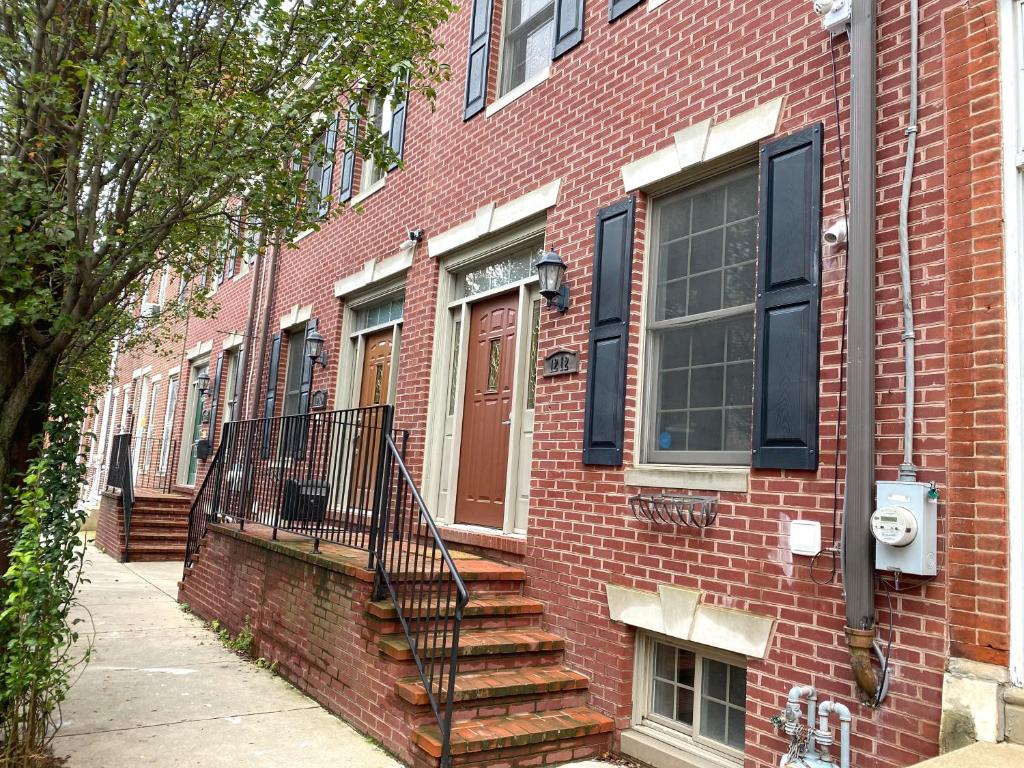 Un edificio de ladrillo con escaleras que conducen a una puerta. en Alina & Fanny - Philadelphia 1212 Mt Vernon St, en Filadelfia