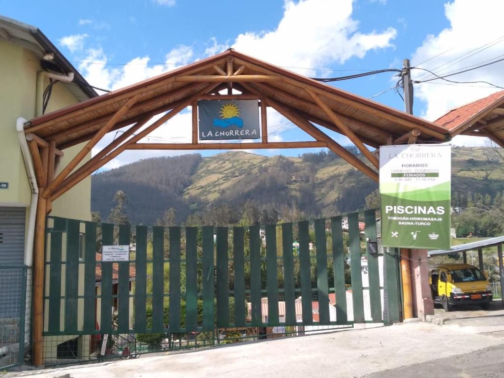 ein Gebäude mit einem Tor mit einem Schild darauf in der Unterkunft Hostería La Chorrera in Quito