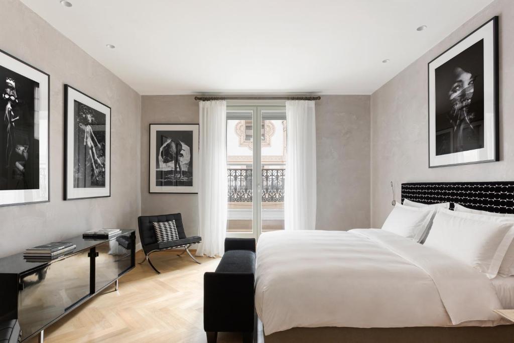 Postel nebo postele na pokoji v ubytování Galleria Vik Milano - Townhouse Galleria - Small Luxury Hotels of the World