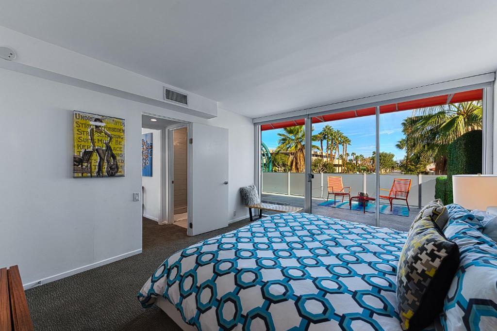 Postel nebo postele na pokoji v ubytování The Twist Palm Springs