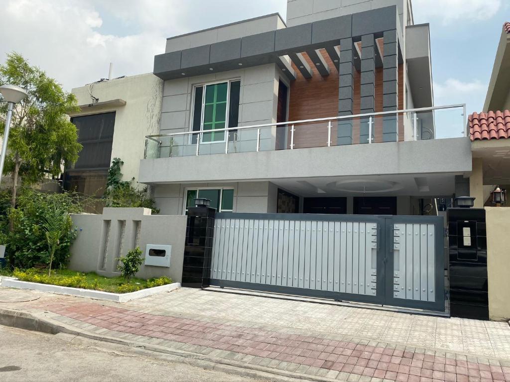 una casa con una puerta blanca delante de ella en Bahria V&A Phase-2 en Rāwalpindi