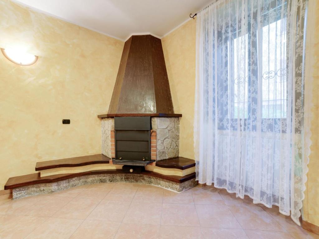 sala de estar con chimenea y ventana en Refreshing Mobile Home in Ruoti with Fireplace, en Ruoti