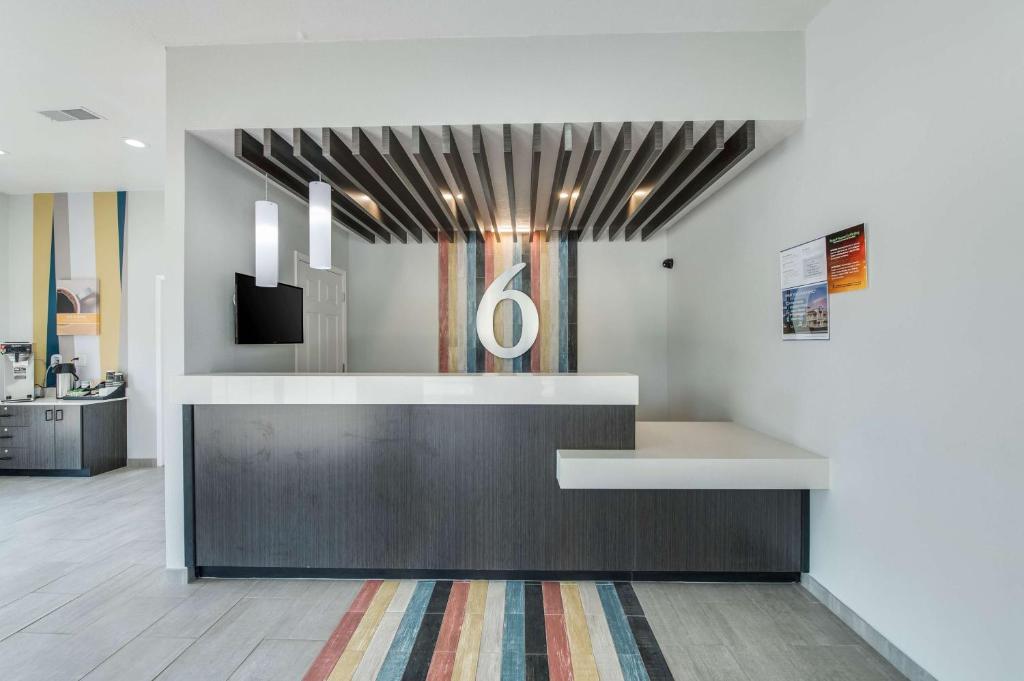 a lobby with a reception desk in a building at Motel 6-Kilgore, TX in Kilgore