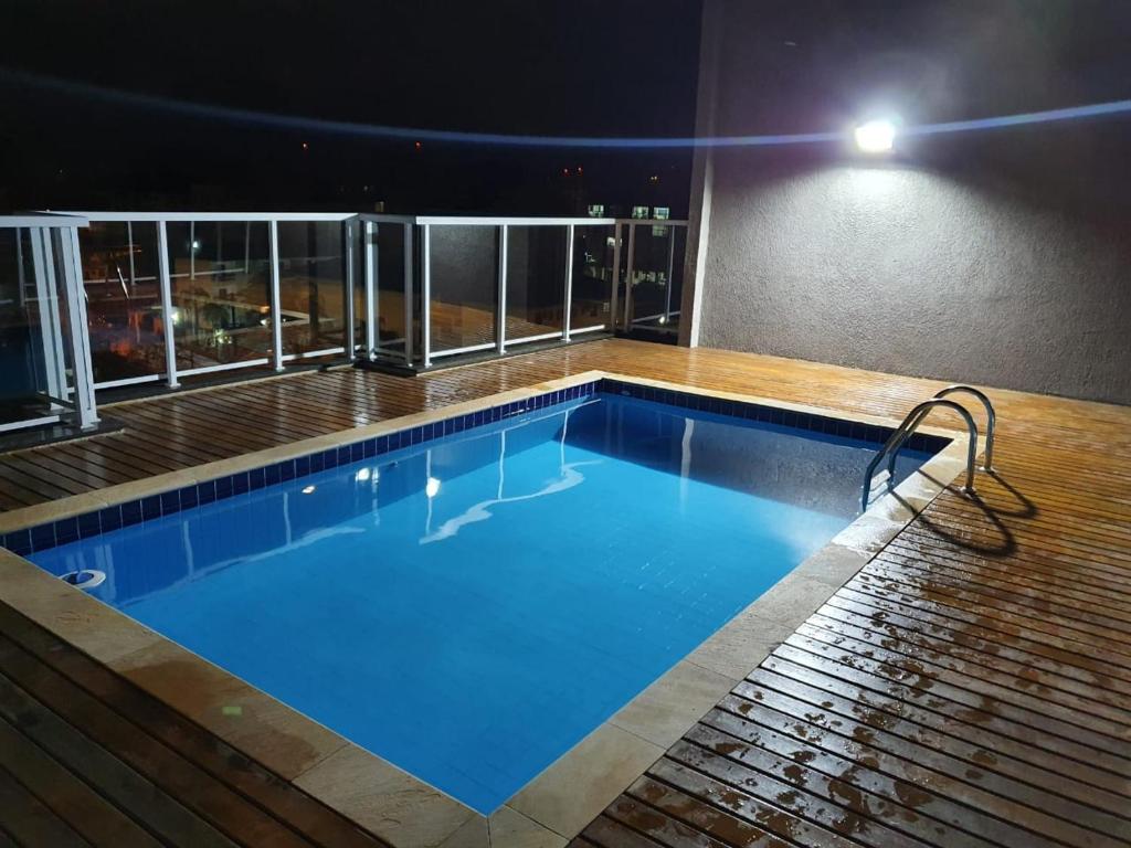 ein Pool auf einem Gebäude in der Nacht in der Unterkunft Lindo Apartamento em Ubatuba in Ubatuba